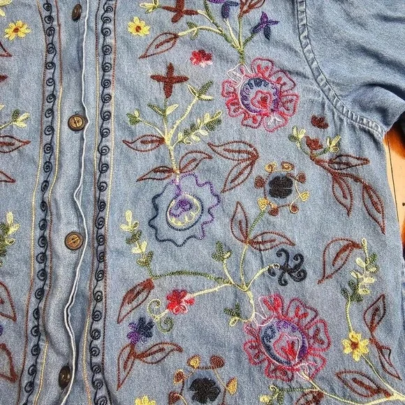 FLORAL HAND STITCHED DENIM BUTTON UP SHIRT‎ - Picture 3 of 8